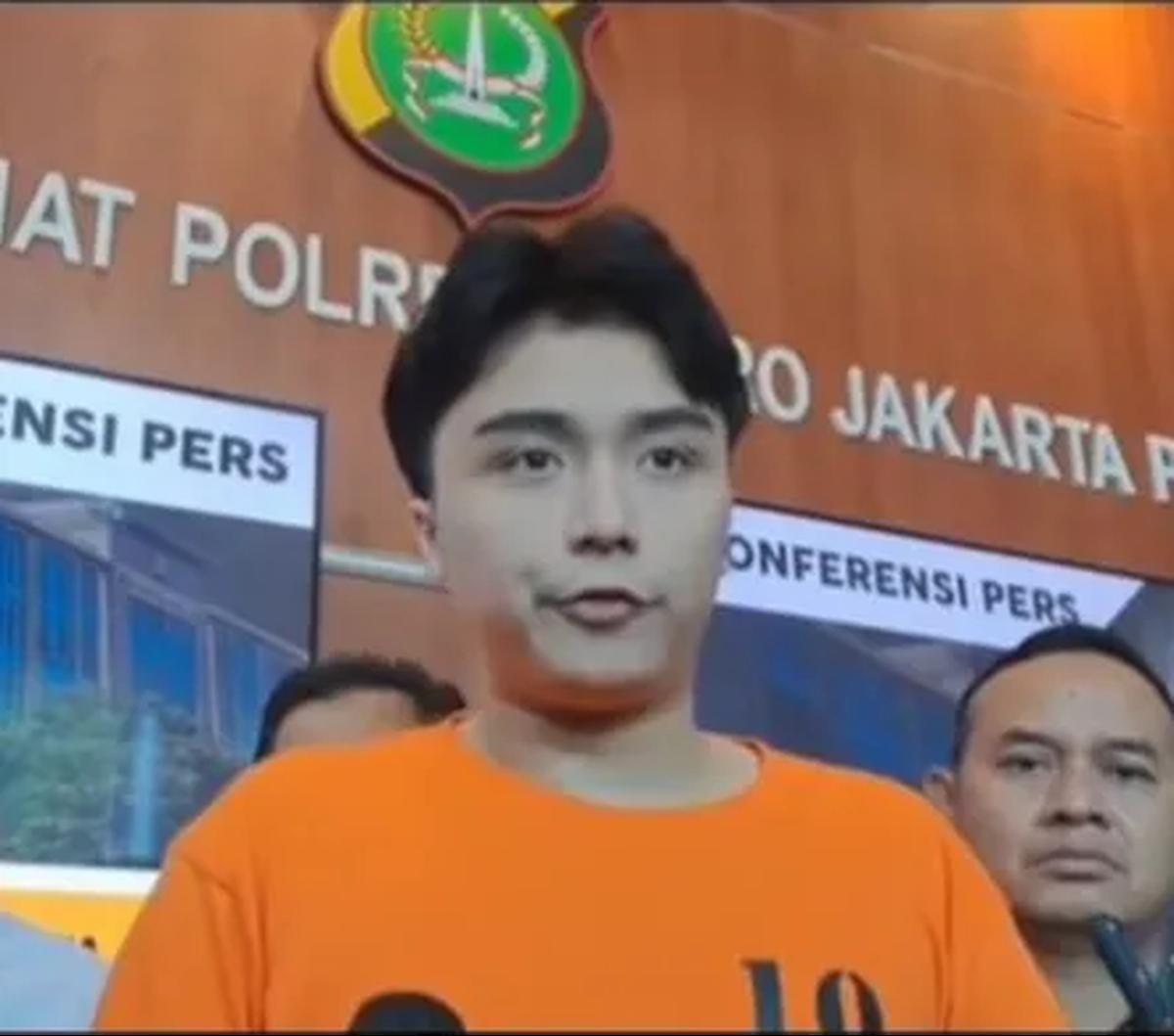 Menurut Rinoa, tindakan Leon melukai dirinya sendiri dengan menggunakan tangannya itu sering dilakukan jika berbuat kesalahan.<br>
