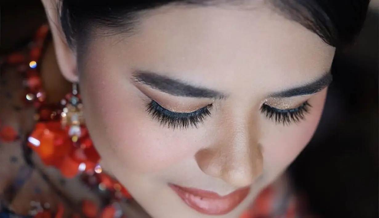 Kahiyang menambahkan aksesori pemanis berupa anting berwarna merah yang serasi. Makeupnya yang simpel dan natural merupakan hasil karya tangan makeup artist Rama Jee. Foto: Instagram.