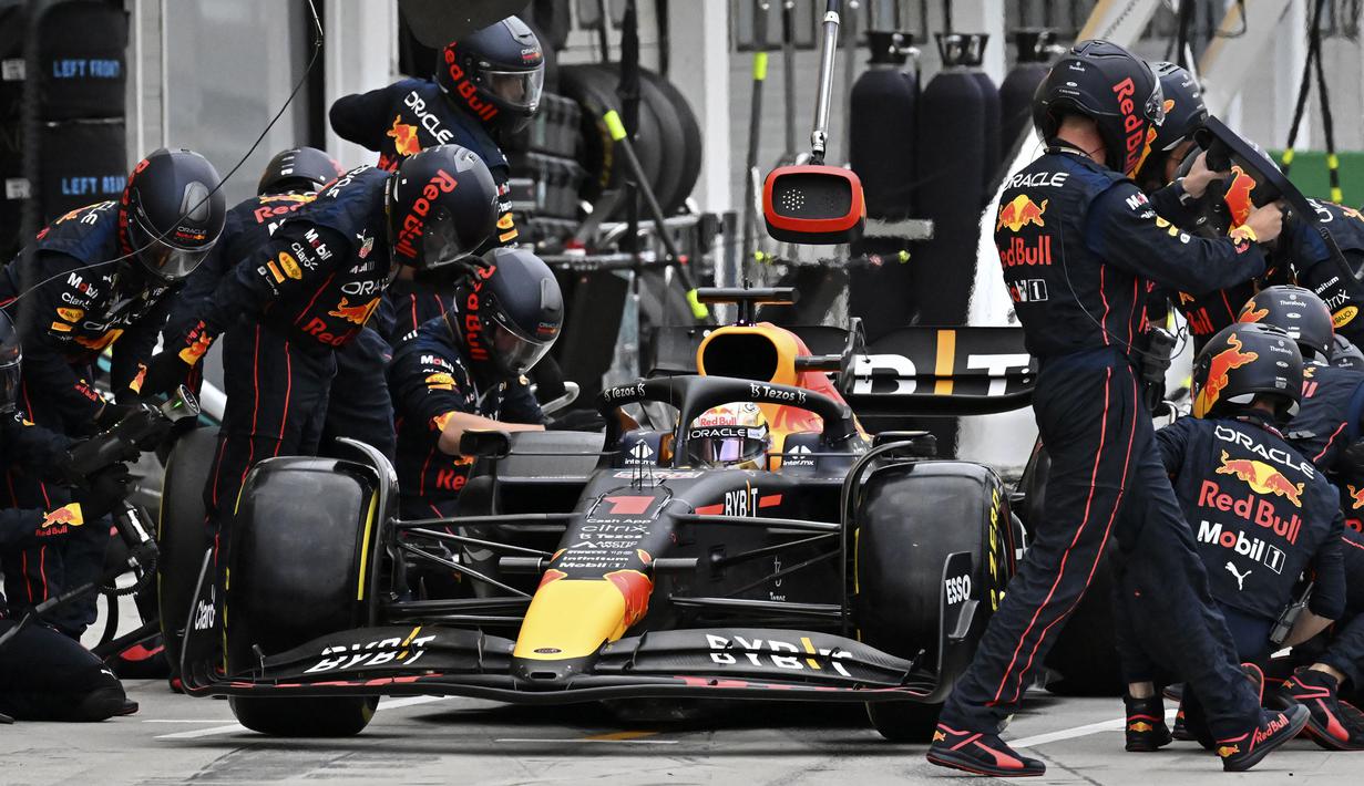 Pebalap Oracle Red Bull Racing, Max Verstappen melakukan pit stop saat Formula 1 GP Hungaria yang berlangsung di Sirkuit Hongaronging, Budapest, pada Minggu (31/7/2022). (AP/Pool/Attila Kisbenedek)