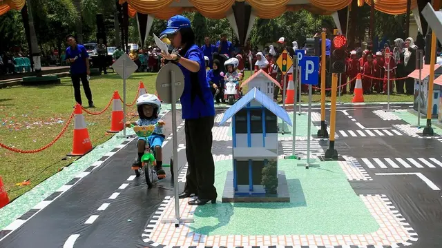 Anak-anak belajar tertib lalu lintas di Simulasi Taman Edukasi (Simadu) Polres Banyumas. (Foto: Liputan6.com/Muhamad Ridlo)