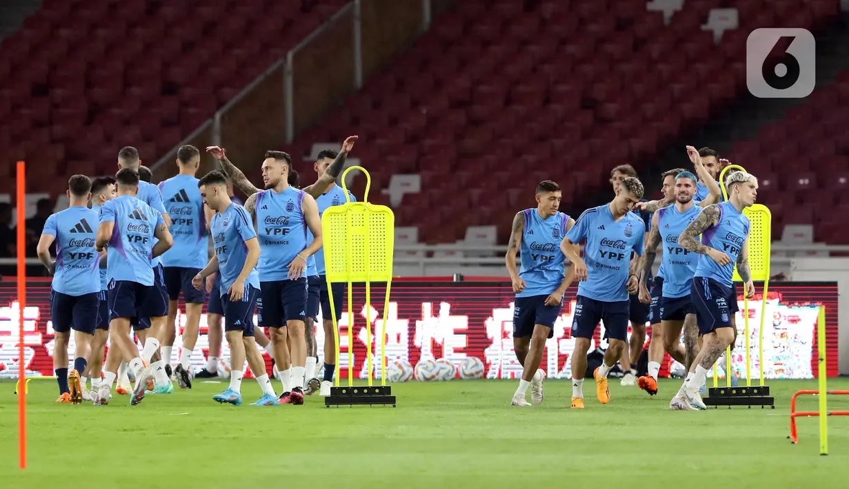 Nama-nama semacam Emiliano Martinez, Leandro Paredes, Enzo Fernandez, Rodrigo De Paul, Julian Alvarez, Alejandro Garnacho, hingga Alexis Mac Allister turut dibawa pelatih Lionel Scaloni ke Indonesia.  (Liputan6.com/Helmi Fithriansyah)