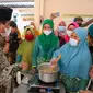 Wakil Gubernur Jawa Tengah Taj Yasin Maimoen saat melihat proses pembuatan sirup rambutan yang dilakukan ibu-ibu di Pendopo Kabupaten Pemalang. (Foto: Liputan6.co/Humas Provinsi Jateng)
