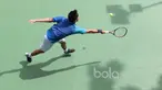 Petenis Indonesia, David Susanto mencoba mengembalikan bola saat melawan petenis Prancis, Enzo Couacaud pada laga perdelapan final Combiphar Indonesia Open 2017 di Hotel Sultan, Rabu (8/2/2017). David kalah 6-4, 3-6, 6-4. (Bola.com/Nicklas Hanoatubun)