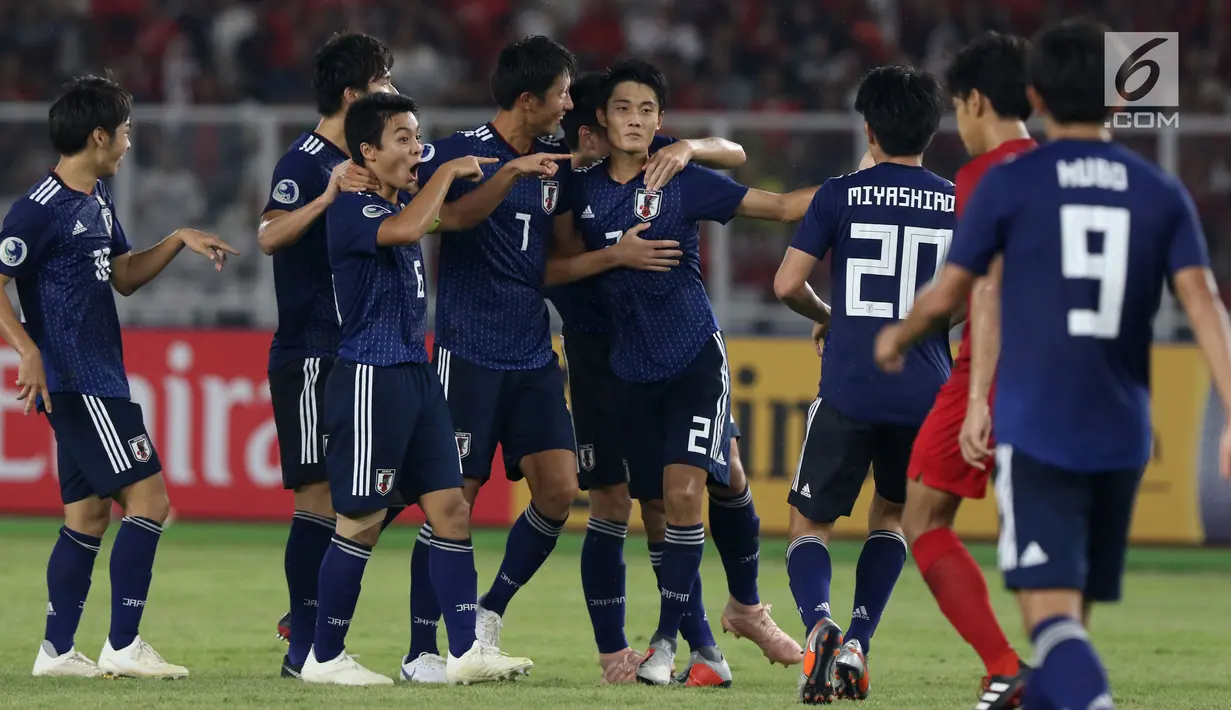 Pemain Jepang U-19 merayakan gol ke gawang Indonesia U-19 pada perempat final Piala AFC U-19 2018 di Stadion GBK, Jakarta, Minggu (28/10). Indonesia kalah 0-2. (Liputan6.com/Helmi Fithriansyah)