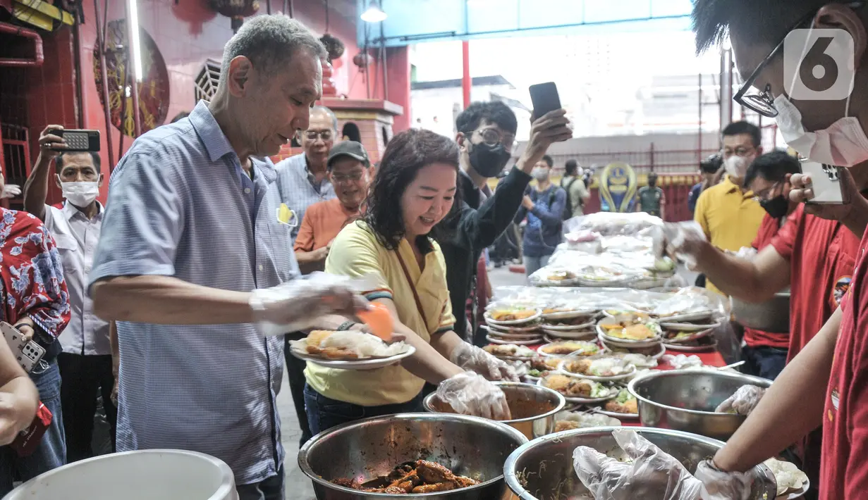 <p>Sebanyak 400 porsi hidangan buka puasa disiapkan oleh pengurus Wihara Dharma Bhakti untuk dibagikan kepada umat muslim dan warga setempat. (merdeka.com/Iqbal S Nugroho)</p>