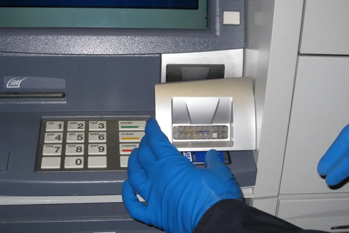 Mengintip Cara Kerja Teknik Skimming Kartu ATM