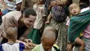 Utusan khusus UNHCR, Angelina Jolie menyapa seorang anak saat mengunjungi kamp pengungsian etnis Kachin di Jam Mai Kaung IDP, Myitkyina, Myanmar, Rabu (30/7/2015). (REUTERS/Soe Zeya Tun)