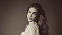 Barbara Palvin Pamer Baby Bump Lewat Lingerie Vintage Victoria's Secret