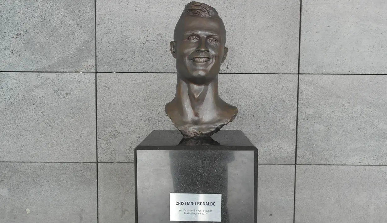 Patung Cristiano Ronaldo sempat menjadi perdebatan karena dianggap tidak mirip sehingga kemudian diganti. CR 7 Merupakan tokoh yang menjadi idola masyarakat Madeira. (Bola.com/Reza Khomaini)