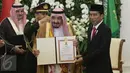 Raja Salman memperlihatkan piagam penghargaan yang diperolehnya dari Pemerintah Indonesia di Istana Bogor, Jawa Barat, Rabu (1/2). Raja Salman mendapat penghargaan Bintang Republik Indonesia Adipurna. (Liputan6.com/Angga Yuniar)