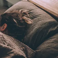 Sulit tidur namun tubuh terasa lelah, berikut cara agar badan tenang dan nyaman untuk lekas tidur (Foto: Greg Pappa/Unsplash)