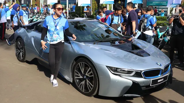 Mobil Listrik Mewah dan Motor Listrik Jadi Daya Tarik Untuk Swafoto