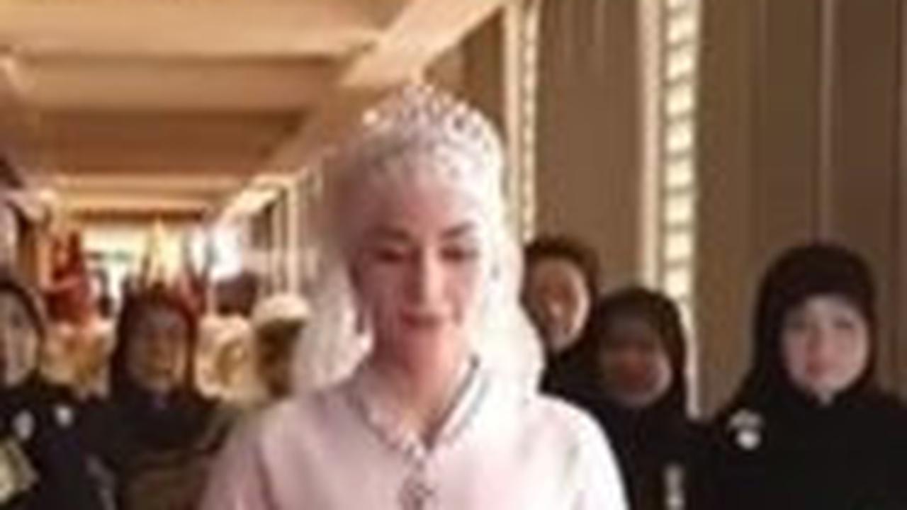 Foto Resepsi Mewah Royal Wedding Brunei Prince Mateen dan Anisha Rosna di Istana Nurul Iman, Sambil Menyapa Rakyat.