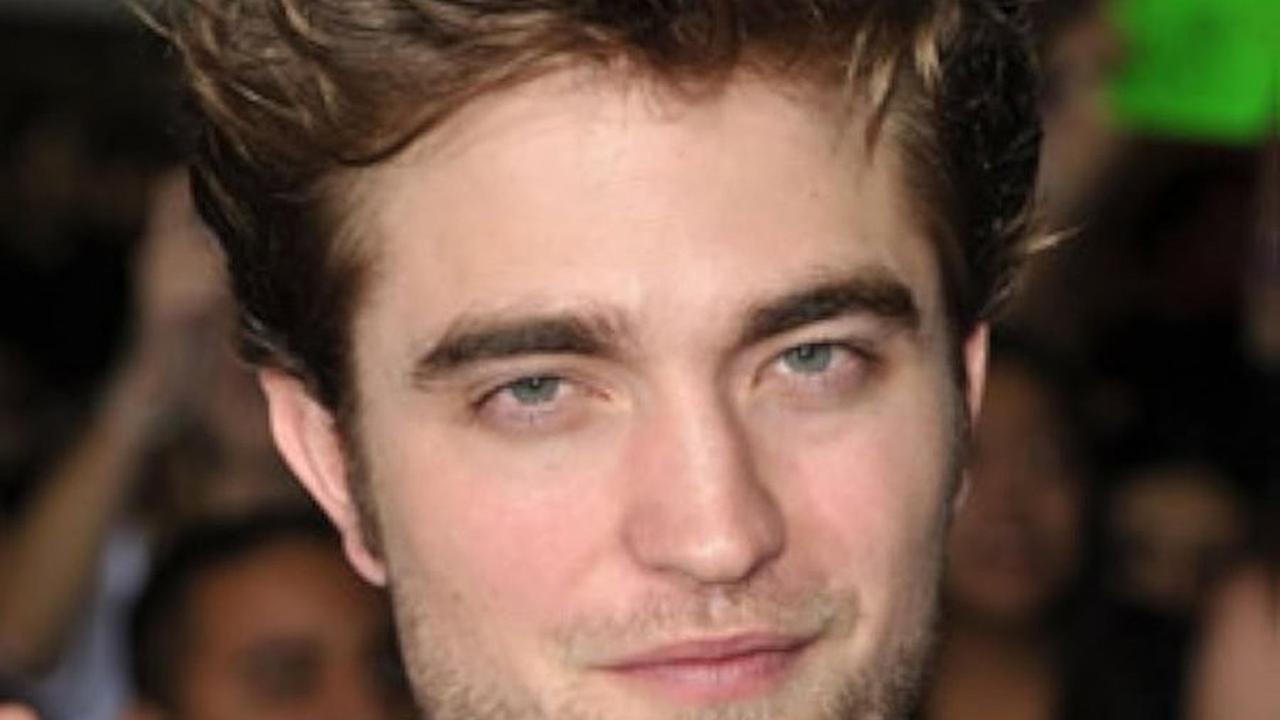 Robert Pattinson, yang dikenal lewat perannya sebagai Edward Cullen dalam saga Twilight, masuk dalam daftar pria tertampan 2024 dengan skor keseluruhan 92,15%. Tak hanya karisma di layar, wajah simetrisnya turut menambah daya tariknya.<br>