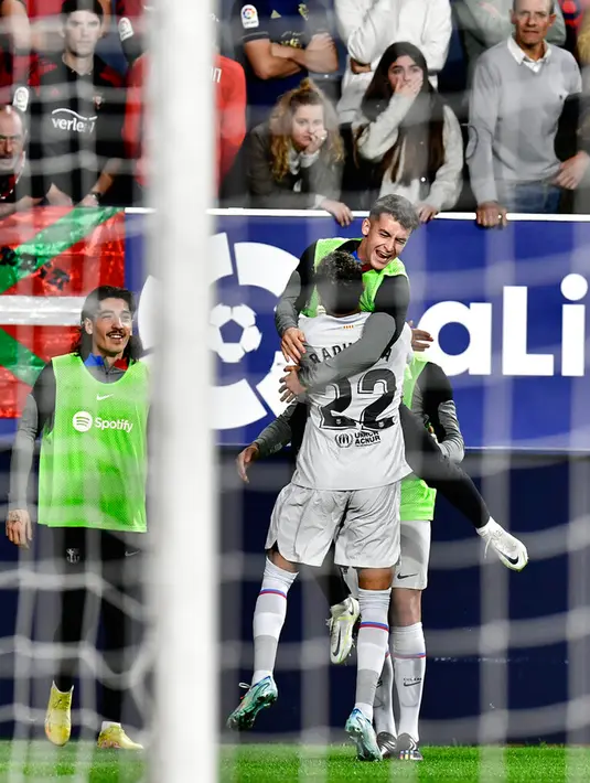 Pemain Barcelona Raphinha (tengah) merayakan setelah mencetak gol ke gawang Osasuna pada pertandingan sepak bola Liga Spanyol di Stadion El Sadar, Pamplona, Spanyol, 8 November 2022. Barcelona menang 2-1. (AP Photo/Alvaro Barrientos)