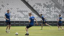 Para pemain Islandia mengontrol bola saat latihan di SUGBK, Jakarta, Sabtu (13/1/2018). Islandia menggelar latihan resmi jelang laga persahabatan melawan Indonesia. (Bola.com/Vitalis Yogi Trisna)