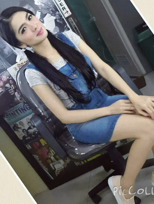 Masih dengan busananya yang berbahan denim. Namun kali ini Angel Karamoy berdandan seperti gadis desa. Ia memakai overall denim dengan dalaman kaus abu-abu dan rambut panjangnya yang dikuncir dua. (Instagram/realangelkaramoy)