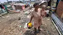 Warga Bongkaran Tanah Abang memanfaatkan puing-puing untuk membuat 'rumah darurat', Kawasan Bongkaran, Tanah Abang, Jakarta, Rabu (21/1/2015). Seorang warga usai memandikan anaknya di Kawasan Bongkaran (Liputan6.com/Miftahul Hayat) 