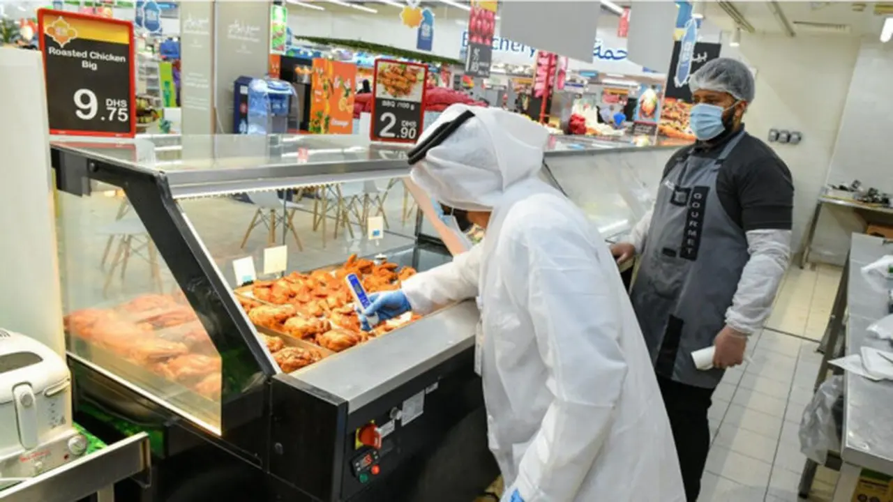 Pejabat Otoritas Pertanian dan Keamanan Pangan Abu Dhabi memeriksa sebuah perusahaan makanan. (WAM)