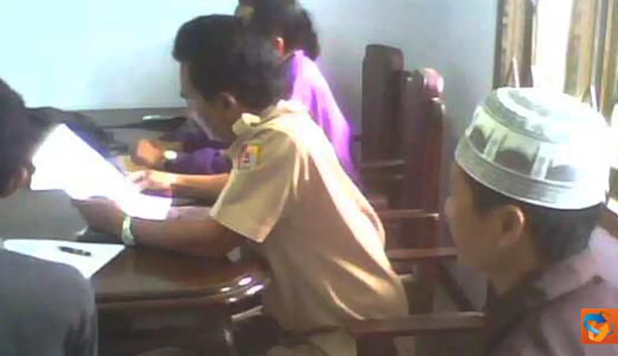Citizen6, Jember: Novi, Karyawan Bank Danamon Simpan Pinjam unit Puger mengadukan permasalahan yang dihadapinya ke Disnakertrans Jember, didampingi Aktivis Konsolidasi Rakyat untuk Demokrasi (KRD), Rabu (13/4). (Pengirim: Sapto Raharjanto)
