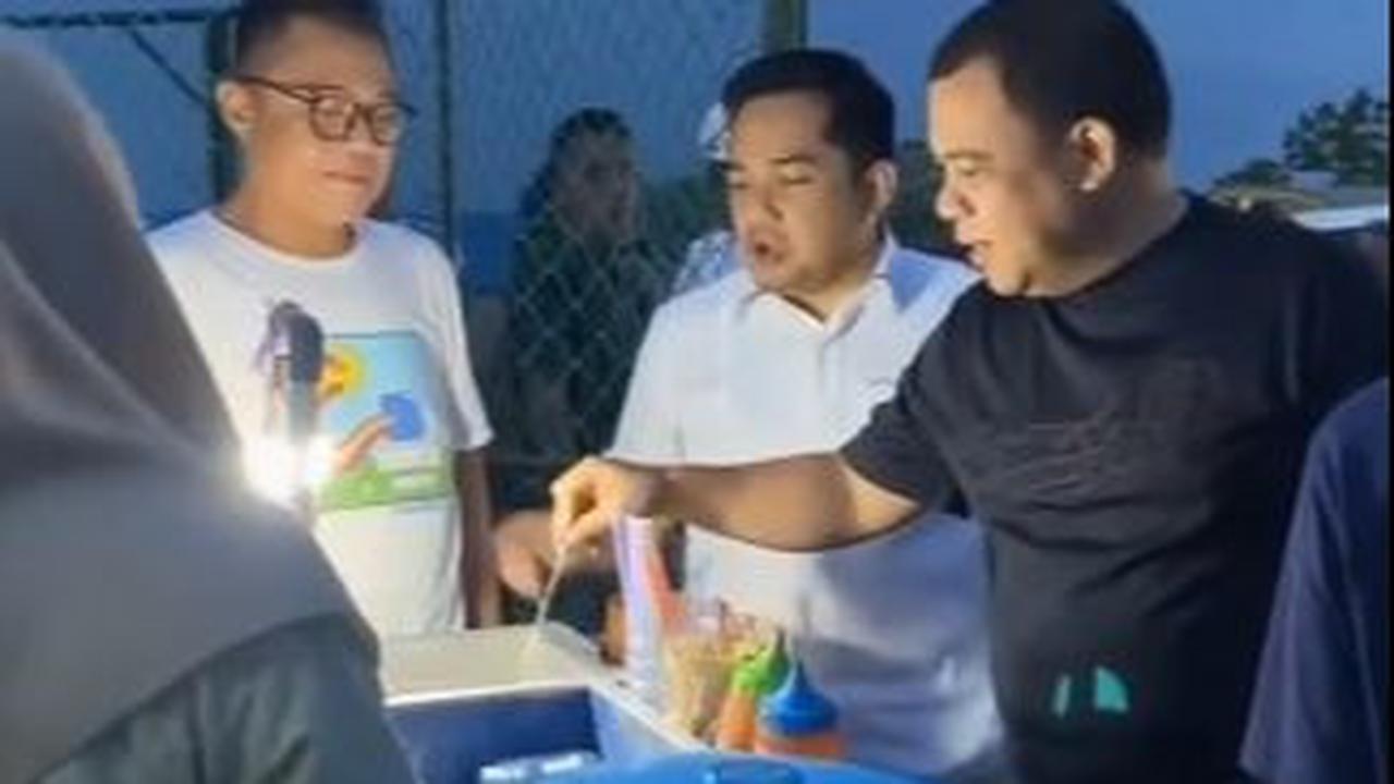 Momen kian hangat lantaran Haji Isam dan kerabat terlibat perbincangan hingga saling melempar canda tawa.