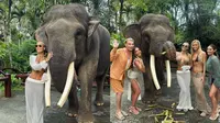 Seorang influencer bernama Amber Turner dikecam karena berfoto bersama gajah yang gadingnya dipotong di sebuah kebun binatang di Bali. (Dok: Instagram&nbsp;@amberturnerx)