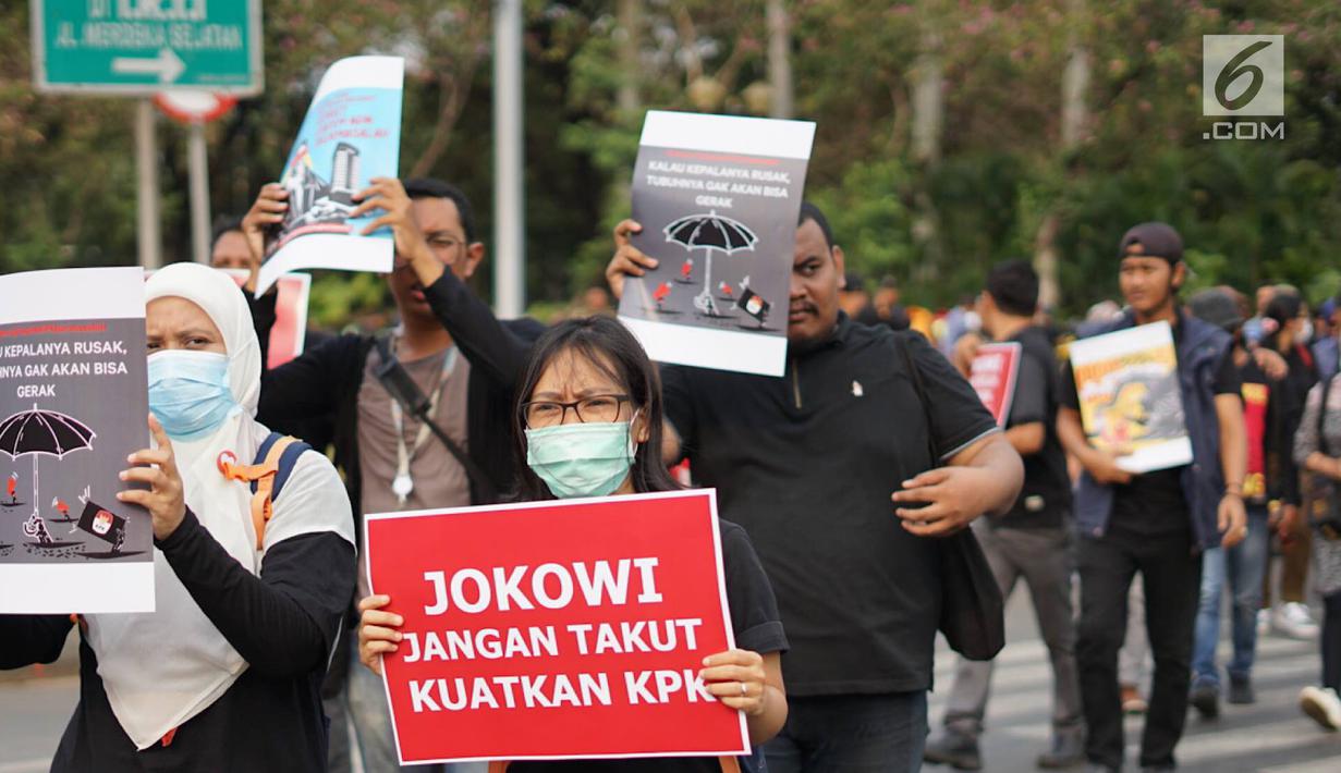 Massa gabungan dari beberapa organisasi menggelar aksi damai terkait pemilihan calon pimpinan KPK di Jakarta, Kamis (5/9/2019). Massa menuntut Presiden Joko Widodo memilih pimpinan KPK yang bersih dan jujur karena banyaknya polemik seputar Capim KPK. (Liputan6.com/Immanuel Antonius)