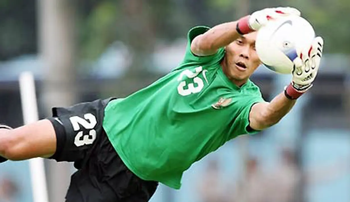 Kiper Timnas Indonesia, Markus Horsion tengah berlatih dalam persiapan di Piala Asia di Jakarta, 9 Juli 2007. AFP PHOTO/Adek BERRY