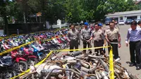 Sepeda motor dan knalpot bising yang diamankan Polrestabes Bandung dalam operasi 10 hari (Liputan6.com/Okan Firdaus) 
