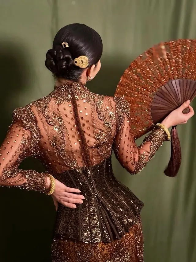Foto Detail Kebaya Ariel Tatum di Hari Kebaya Nasional 2025