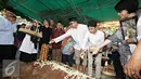 Presenter Farhan bersama keluarga menaburkan bunga di pemakaman anak pertamanya di TPU Tanah Kusir, Jakarta, Senin (21/12). Ridzky menghebuskan nafas terakhirnya di usia 16 tahun pada Minggu, (20/12/2015) pukul 13.40 WIB. (Liputan6.com/Immanuel Antonius)