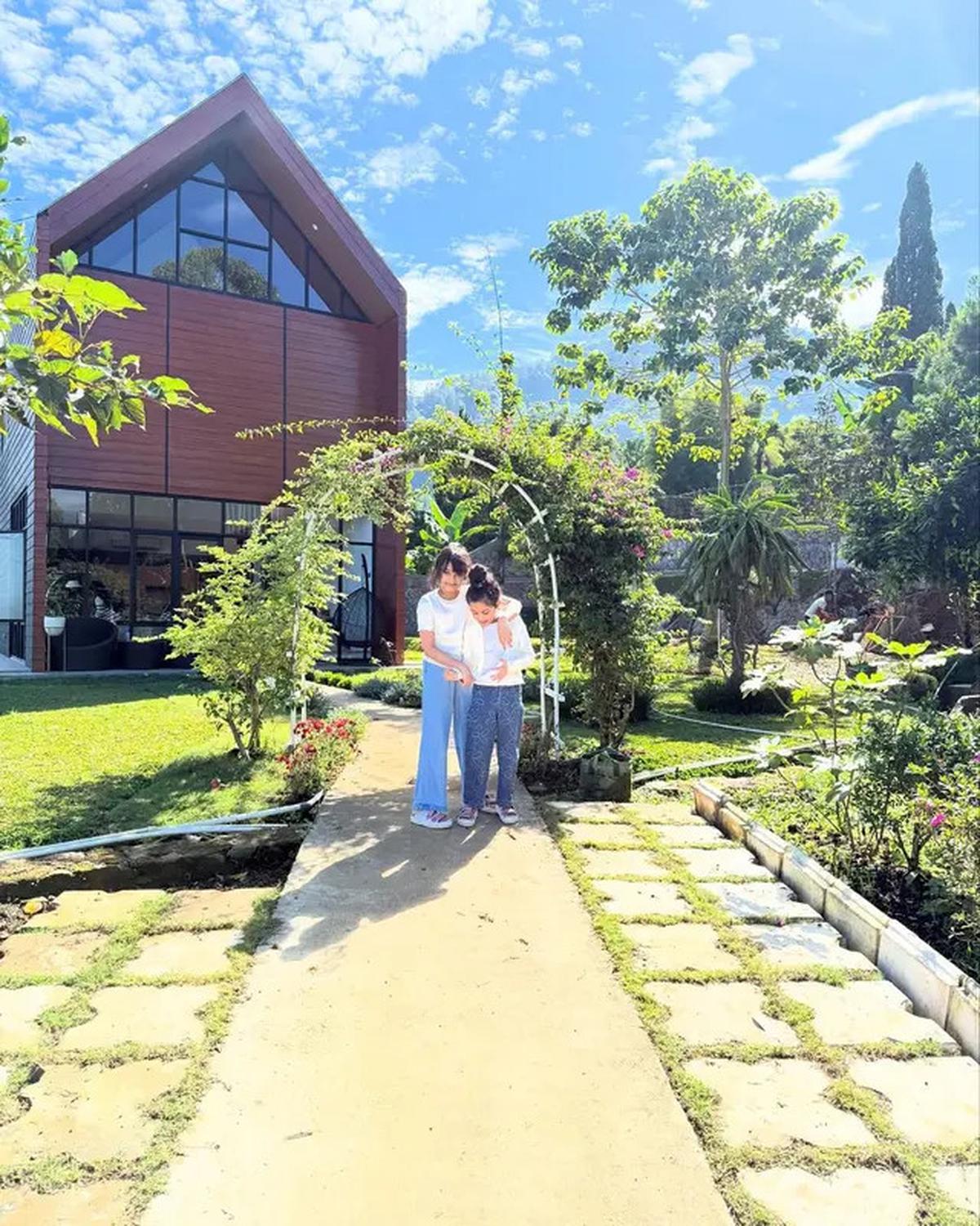 Suasana Rumah Baru Shireen Sungkar di Puncak, Ada Kandang Kuda dan Pemandangan Gunung