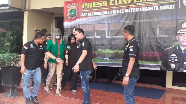 Lucinta Luna dihadirkan dalam jumpa pers di Polres Metro Jakarta Barat, Rabu (12/2/2020).
