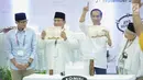 Dua pasang capres-cawapres Prabowo Subianto-Sandiaga Uno dan Joko Widodo-Ma'ruf Amin menunjukan nomor urut peserta Pemilu 2019 di Kantor KPU, Jakarta, Jumat (21/9).  (Liputan6.com/Faizal Fanani)