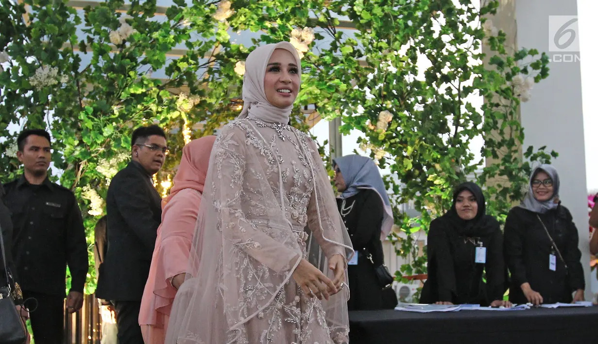 Laudya Cynthia Bella setibanya di lokasi resepsi kedua pernikahannya di kawasan Dago, Bandung, Minggu (8/10). Beberapa menit sebelum acara resepsi dimulai, Bella tanpa didampingi suaminya, Engku Emran, menemui awak media. (Liputan6.com/Herman Zakharia)