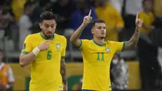 Brasil yang telah dipastikan lolos ke putaran final Piala Dunia 2022 di Qatar berhasil menang 4-0 atas Paraguay di matchday ke-15 Zona Conmebol, Rabu (2/2/2022) pagi WIB. Dua gol Tim Samba dicetak dua bintangnya di Liga Inggris, Raphinha dan Philippe Coutinho. (AP/Andre Penner)