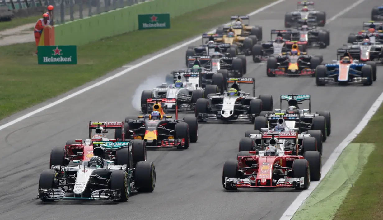 Pembalap Mercedes, Nico Rosberg salta memimpin di awal balapan F1 Grand Prix Italia di Autodromo Nazionale Monza. (04/9/2016) Liberty Media selama ini memiliki saham di bisnis olahraga dan hiburan. (Reuters/Max Rossi)
