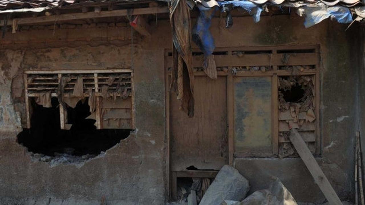 Pasca penggusuran, bantaran Ciliwung mulai dipasangi tiang pancang