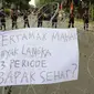 Sebuah poster diletakkan pada kawat berduri yang menjadi barikade saat aksi demo mahasiswa di kawasan Patung Kuda, Jakarta, Senin (4/11/2022). Mereka menyampaikan tuntutannya terkait kenaikan minyak goreng dan bahan bakar minyak (BBM). (Liputan6.com/Herman Zakharia)