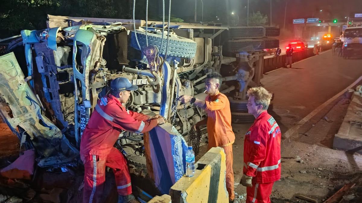 Kronologi Dump Truck Terbalik Timpa Voxy sampai Ringsek, Penumpang WN Jepang Tewas