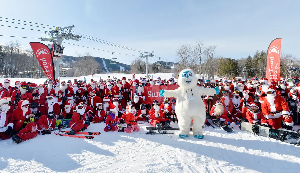 Para pemain ski berpakaian seperti Sinterklas berfoto bersama saat berpartisipasi dalam acara tahunan Santa Sunday di Sunday River Resort yang terletak di Kota Newry, Amerika Serikat, Minggu (8/12/2019). Santa Sunday merupakan acara amal tahunan untuk River Fund Charity. (Joseph Prezioso / AFP)