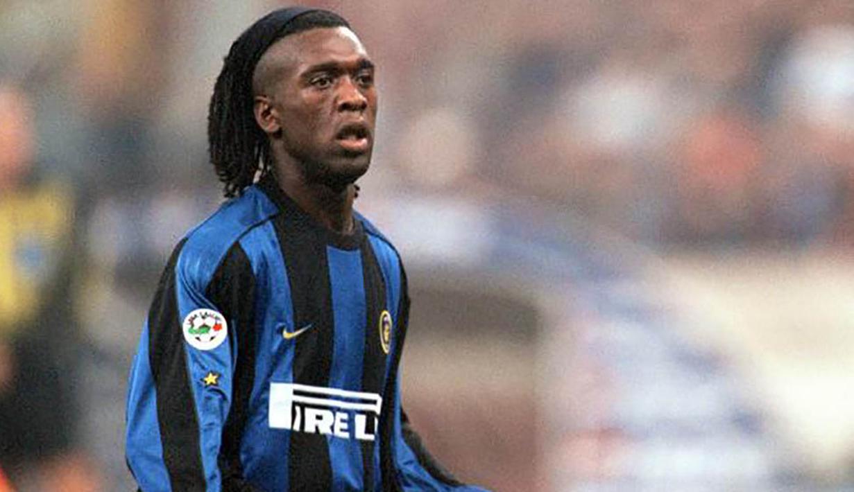 3. Clarence Seedorf (2000-2002). Penampilannya dianggap biasa saja sehingga pemain Belanda itu dijual ke AC Milan. Bersama rival sekota Inter itu, Seedorf sukses meraih dua gelar Serie A dan dua gelar Liga Champions. (Calcioweb.eu)
