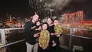 Bagi keluarga Raffi Ahmad dan Nagita Slavina, momen tahun baru adalah soal kebersamaan. Nagita, Raffi, dan Baby Lily tampil kompak serba hitam. Sementara itu, Rafathar dan Rayanza menambahkan sentuhan ceria dengan kemeja kuning senada.  {@raffinagita1717].