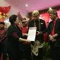 Ketum PDIP Megawati Soekarnoputri memberikan surat mandat kepada pasangan TB Hasanuddin dan Anton Charliyan sebagai bakal calon gubernur dan wakil gubernur di Pilkada Jabar 2018, Jakarta, Minggu (7/1). (Liputan6.com/Faizal Fanani)