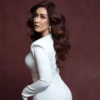 Memancarkan aura hot mom dalam foto-foto terbarunya ini, Nafa Urbach dengan cepat menuai banyak pujian dari netizen. Salah seorang followers-nya di Instagram bahkan sempat menuliskan komentar yang menyebut wanita 1980 ini bak seorang remaja yang berusia 18 tahun. (Liputan6.com/IG/@nafaurbach)