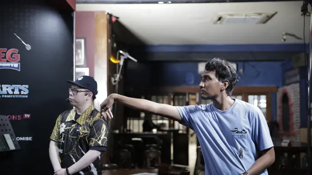 Steffen Epeng saat menjadi wasit di Darts National Competition Seies 01