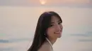 Senyum cantik Fuji bermain di pantai mengenakan outfit berwarna putih. Sebuah dress dengan detail halter neck dan serut di bagian samping membalut tubuh Fuji dengan amat baik di sini. [Foto: Instagram/fuji_an]