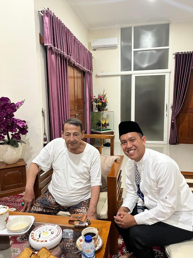 Calon Wali Kota Bogor nomor urut satu, Sendi Fardiansyah, berkunjung ke kediaman Habib Luthfi bin Yahya di Pekalongan pada Senin, (7/10/2024).