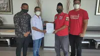 Dino Wijaya beserta Ketua DPW PSI Jatim Moh Teguh Cahyadin (Istimewa)