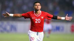 Bambang Pamungkas. Striker yang telah pensiun dari Timnas Indonesia pada 2012 ini mampu mencetak 1 gol saat melawan Malaysia di Piala AFF 2002. Gol tersebut dicetaknya di babak semifinal (27/12/2002) dengan skor akhir 1-0 untuk kemenangan Timnas Indoneia. (AFP/Adek Berry)